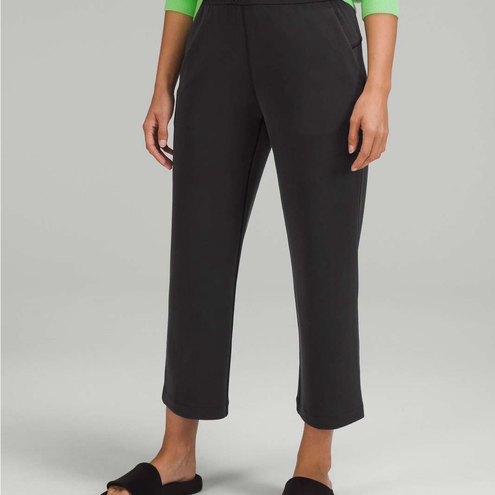 6-63 NWT Size 6 Lululemon Softstreme HR Straight Leg Crop 24 Pants  blk